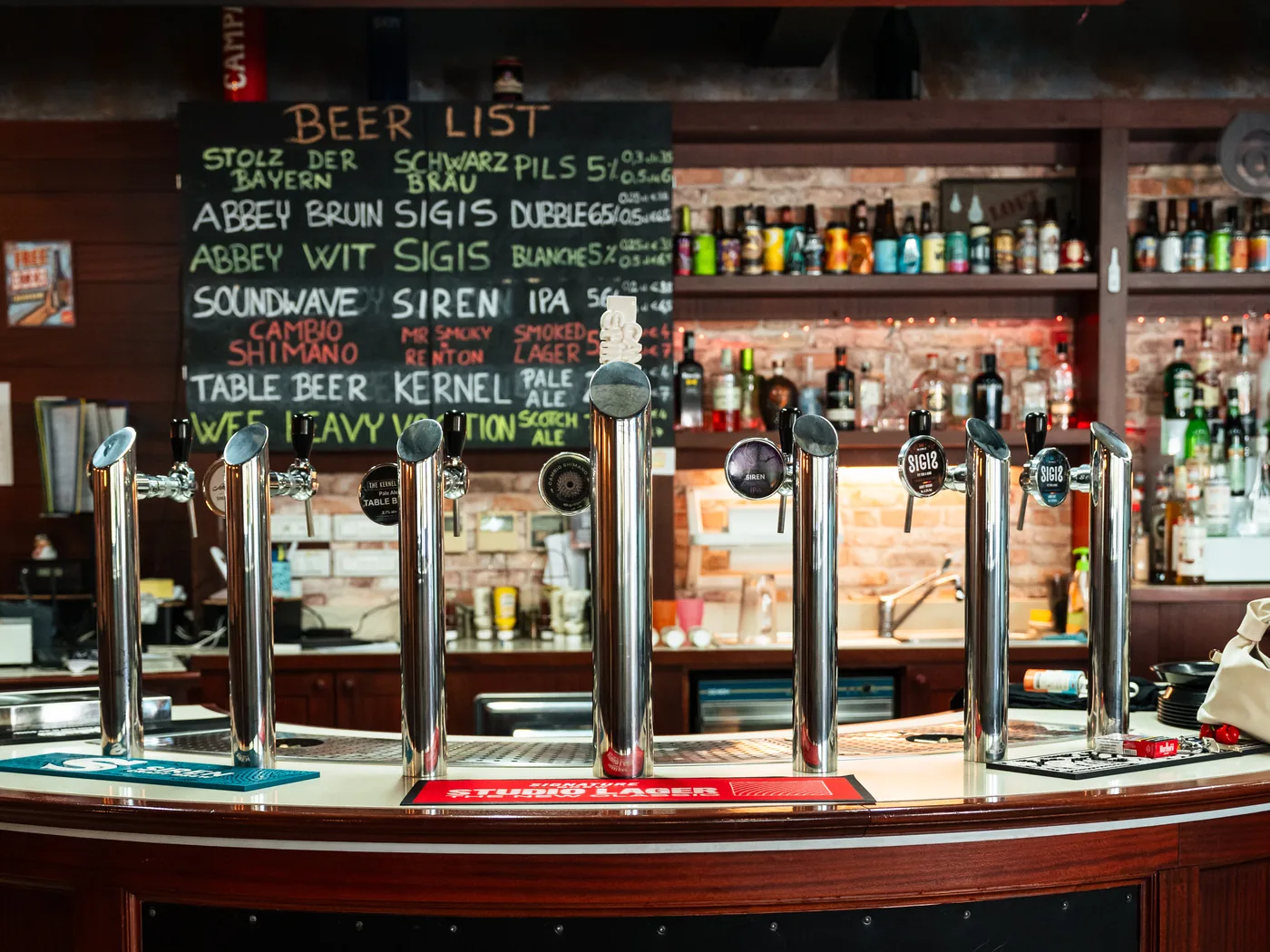 Le colonne delle birre alla spina e la lavagna con la beer list
